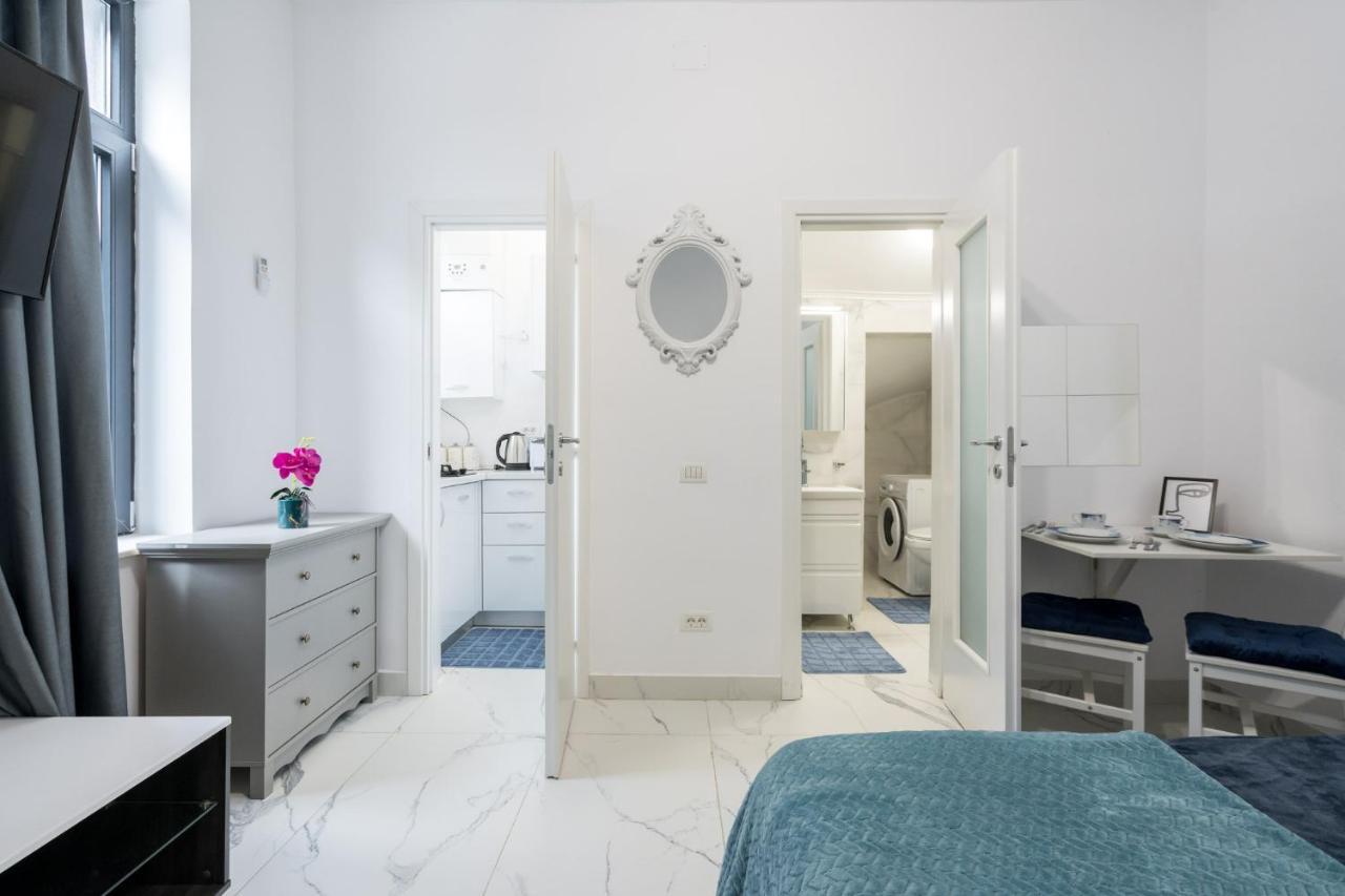 Blue-Line-Apartment-Unirii Букурещ Екстериор снимка