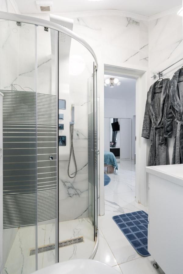 Blue-Line-Apartment-Unirii Букурещ Екстериор снимка